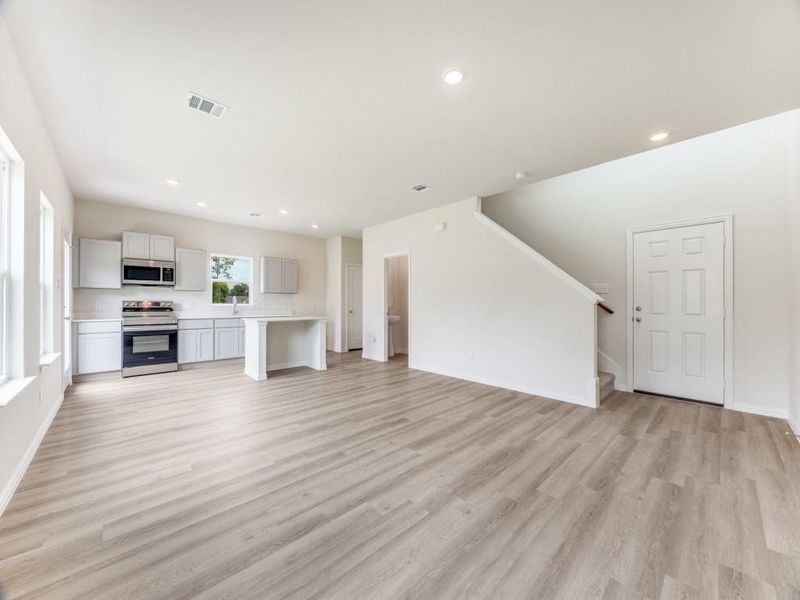 Spacious, unfurnished interior of a new home in Hanolley Hills, Sherman (Image 10).