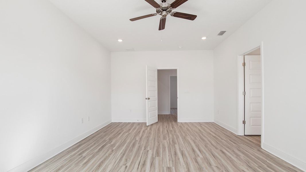 Spacious, unfurnished interior of a new home in Bayside at Ward Creek, Panama City Beach (Image 30).