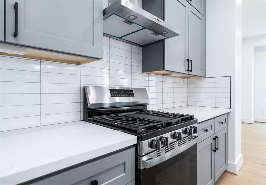 Beautiful counters, backsplash, under cabinet lighting and appliances!