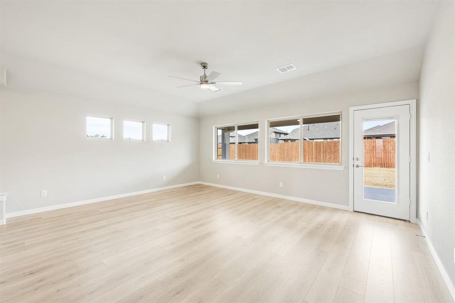 Spacious, unfurnished interior of a new home in Eagle Glen Elements, Alvarado (Image 22).