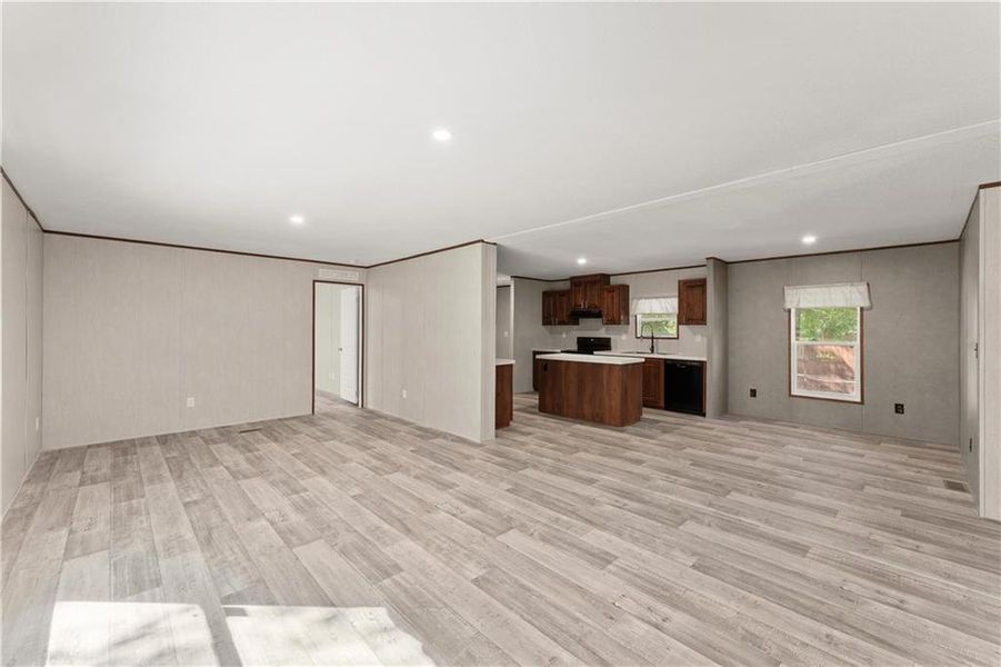 Spacious, unfurnished interior of a new home in , Acworth (Image 9).