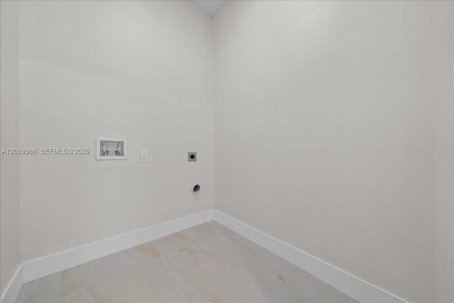 Spacious, unfurnished interior of a new home in , Lehigh Acres (Image 13).