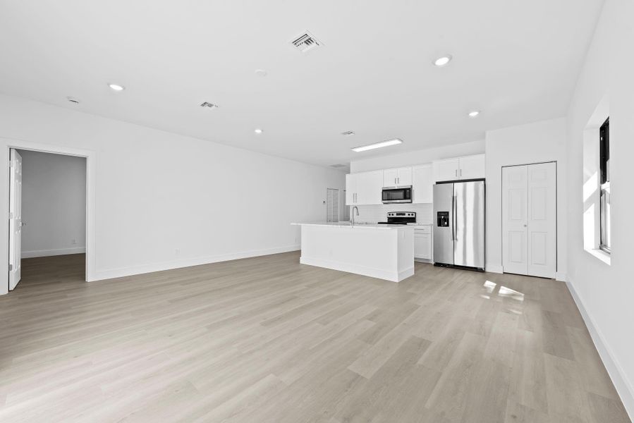 Spacious, unfurnished interior of a new home in , Fort Lauderdale (Image 18).