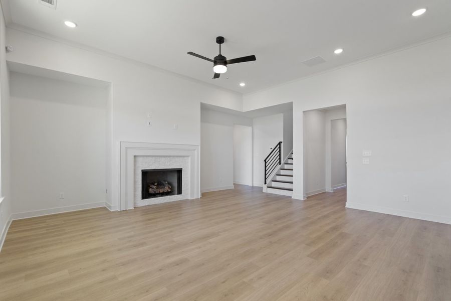 Spacious, unfurnished interior of a new home in White Oak, Arlington (Image 17).