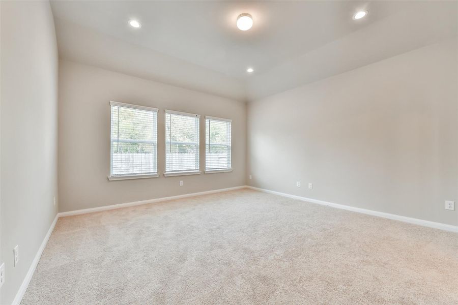 Spacious, unfurnished interior of a new home in King Oaks Village, Baytown (Image 17).