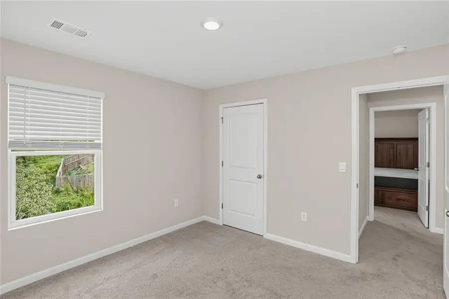 Spacious, unfurnished interior of a new home in Etowah Preserve, Dawsonville (Image 19).