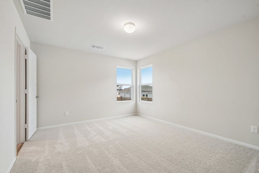Spacious, unfurnished interior of a new home in Hymeadow, San Marcos (Image 10).