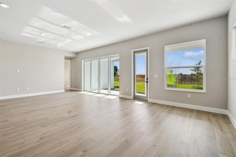 Spacious, unfurnished interior of a new home in Palmera Wellen Park - Classic Series, Venice (Image 15). Spacious, unfurnished interior of a new home in Palmera Wellen Park - Classic Series, Venice (Image 15).