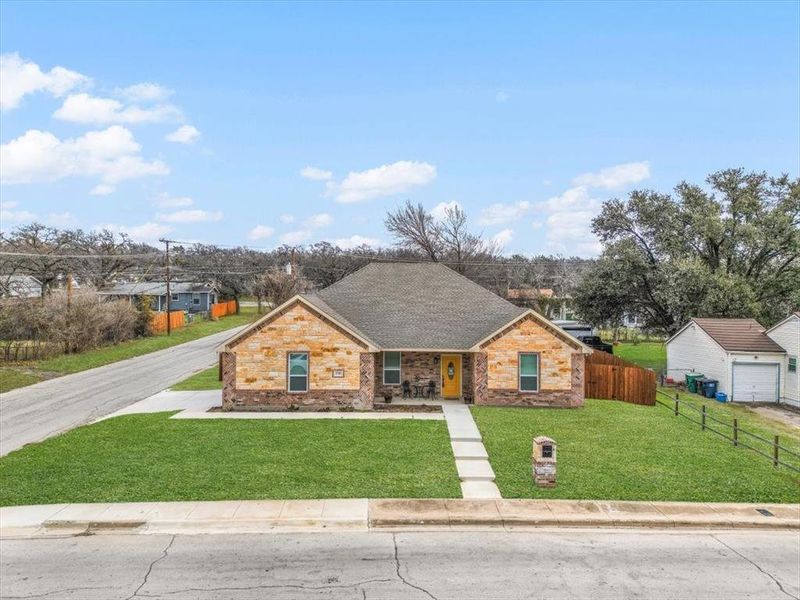 View of front of property featuring a front yard