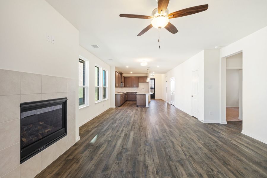 Spacious, unfurnished interior of a new home in Edgewater, Fate (Image 26).