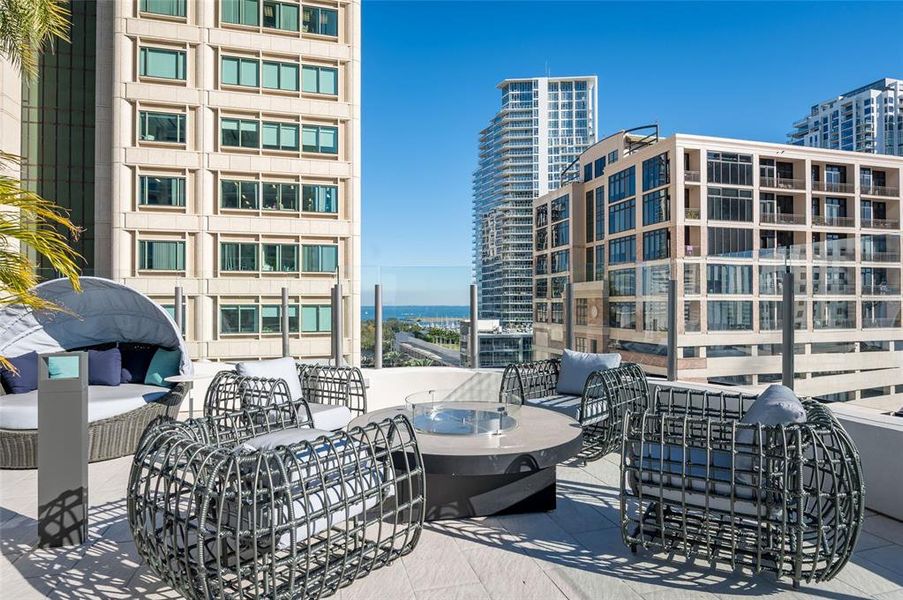 Condo located in St. Petersburg, FL showcasing its design and architecture (Image 33).