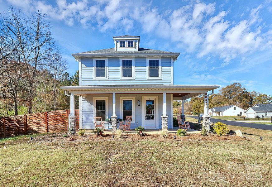 Beautiful front porch for watching the sunrise with morning coffee! Beautiful front porch for watching the sunrise with morning coffee!