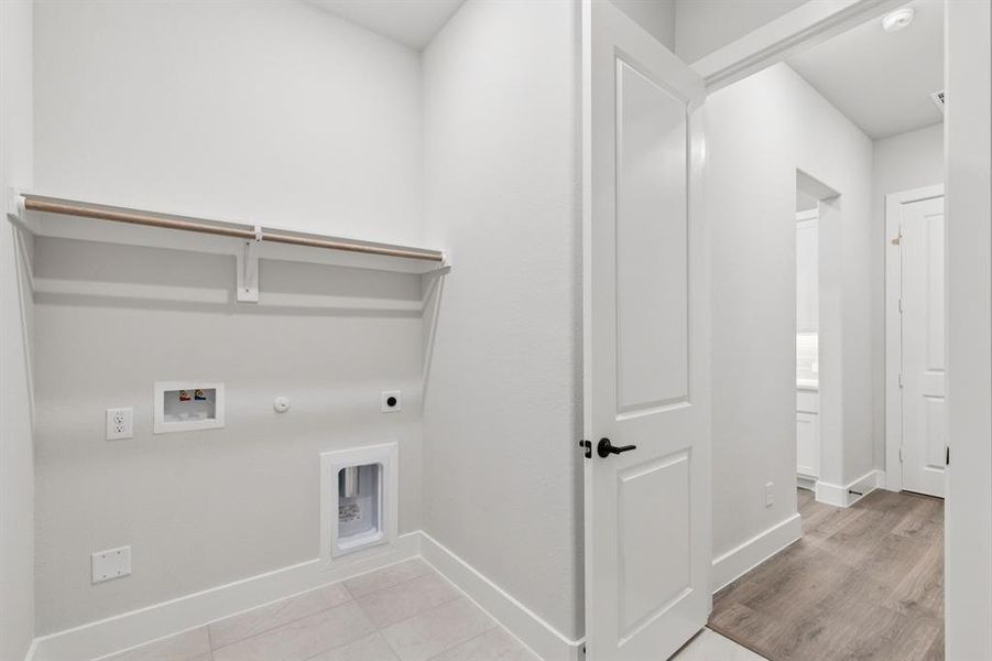 Spacious, unfurnished interior of a new home in Dove Hollow, Waxahachie (Image 13).