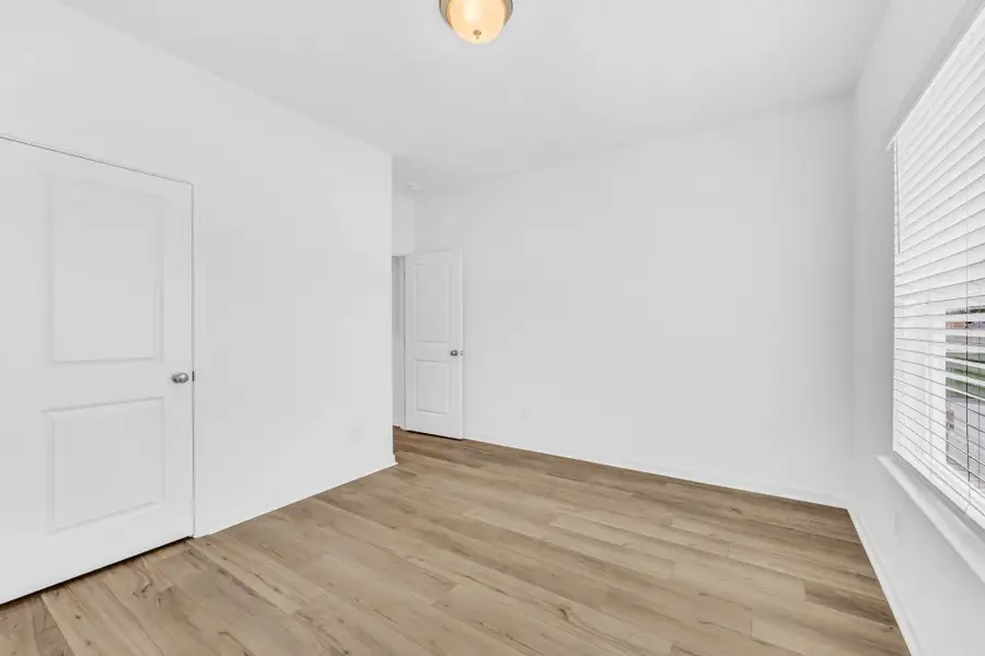 Spacious, unfurnished interior of a new home in Stratford Station, Lebanon (Image 17).