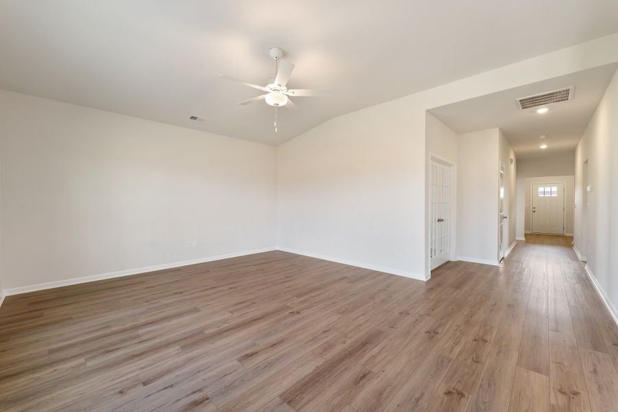 Spacious, unfurnished interior of a new home in Dove Hollow, Chesnee (Image 13).