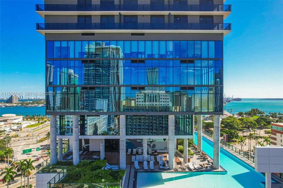 Condo located in Miami, FL showcasing its design and architecture (Image 31).