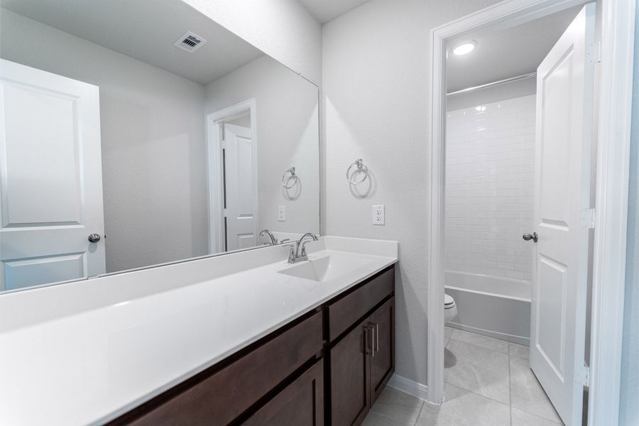 Furnished interior view inside a new home in Lago Mar, Texas City (Image 9).