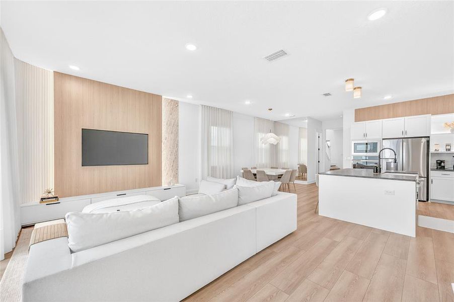 Furnished interior view inside a new home in , Winter Garden (Image 11).