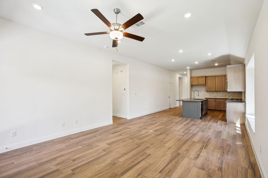 Spacious, unfurnished interior of a new home in Evergreen 40', Conroe (Image 24).