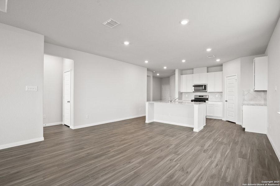 Spacious, unfurnished interior of a new home in Hunters Ranch, San Antonio (Image 14).