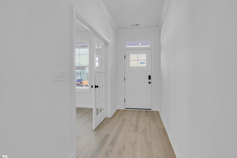 Spacious, unfurnished interior of a new home in Lynbrook, Boiling Springs (Image 14).