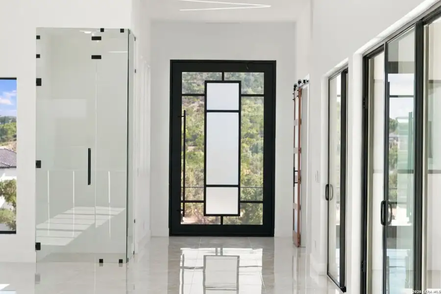 Spacious, unfurnished interior of a new home in , San Antonio (Image 109).