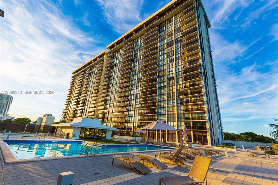 Condo located in Miami, FL showcasing its design and architecture (Image 3).
