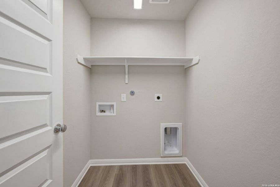 Spacious, unfurnished interior of a new home in Mesquite Ridge, San Antonio (Image 35).