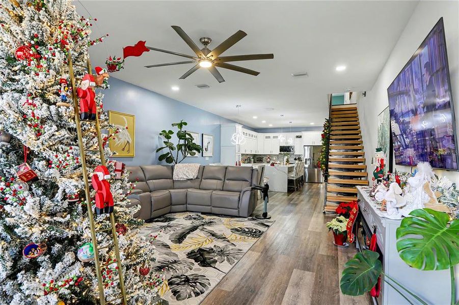 Furnished interior view inside a new home in , Pinellas Park (Image 29). Furnished interior view inside a new home in , Pinellas Park (Image 29).