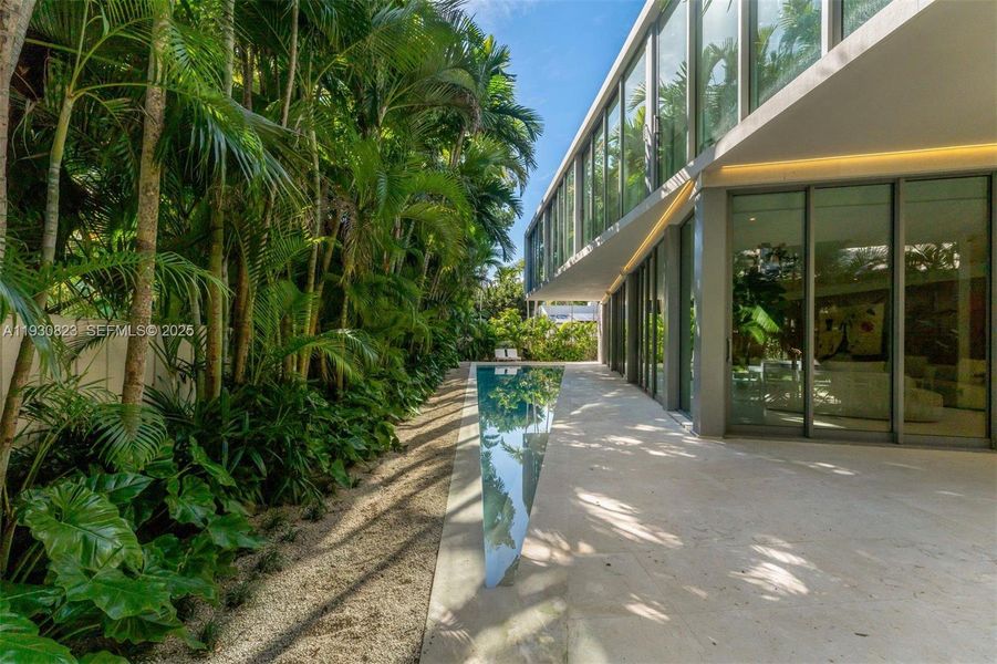 Condo located in Miami, FL showcasing its design and architecture (Image 3).