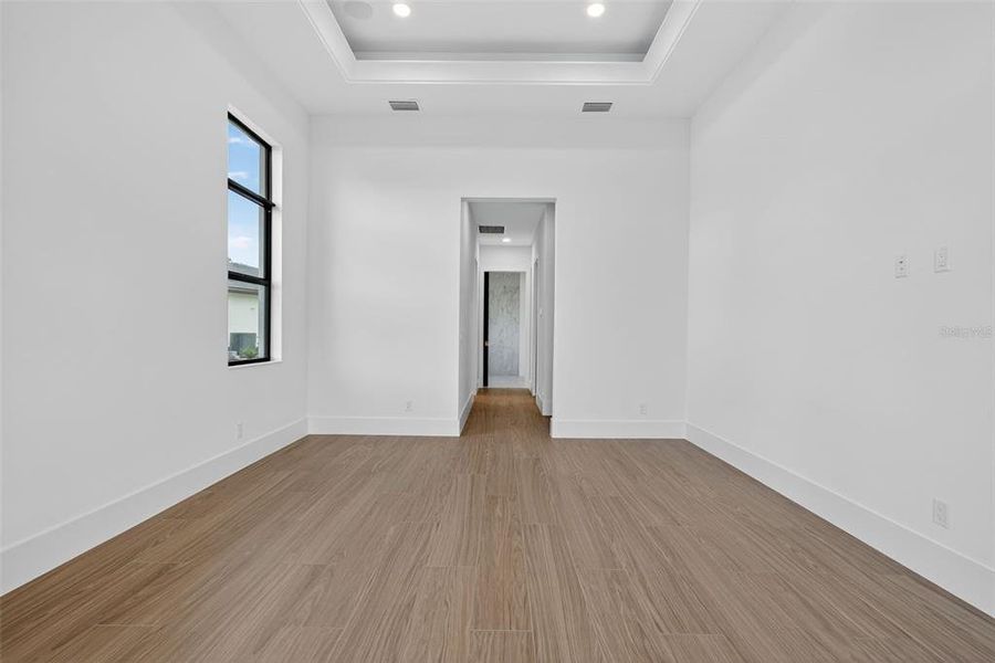 Spacious, unfurnished interior of a new home in , Sarasota (Image 21).