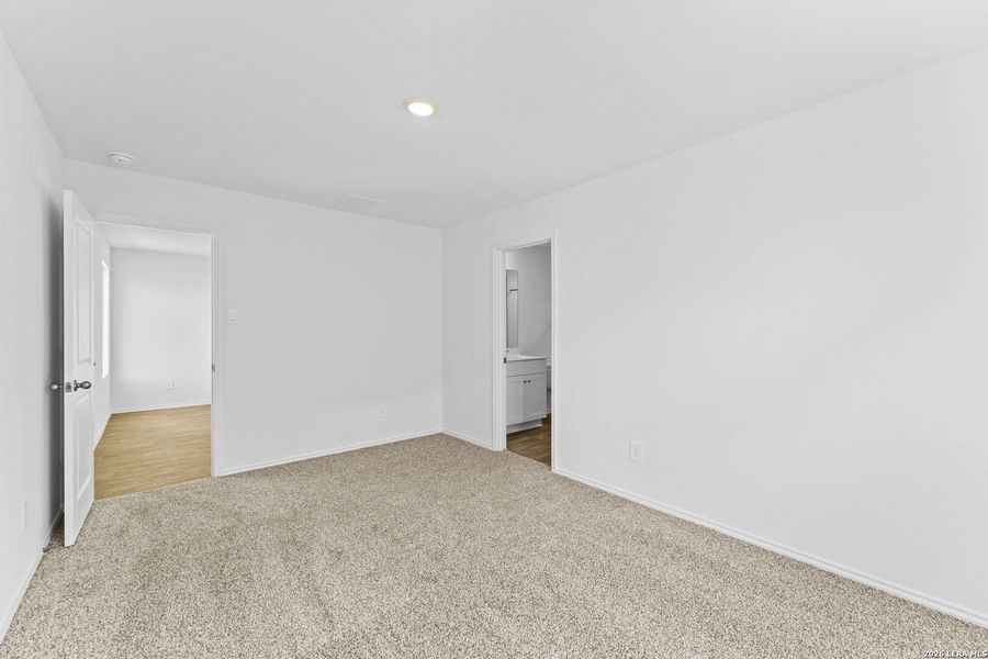 Spacious, unfurnished interior of a new home in Arroyo Ranch, Seguin (Image 22).