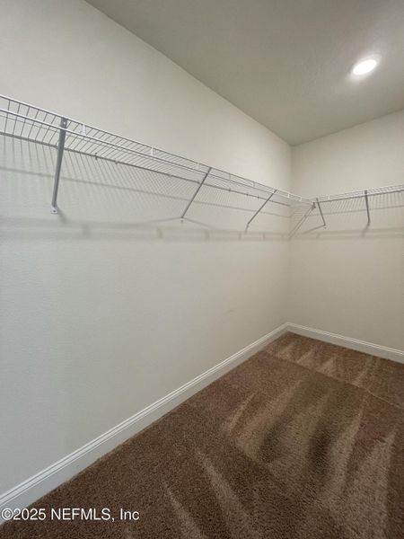 Spacious, unfurnished interior of a new home in Pinewood Place, Middleburg (Image 23).