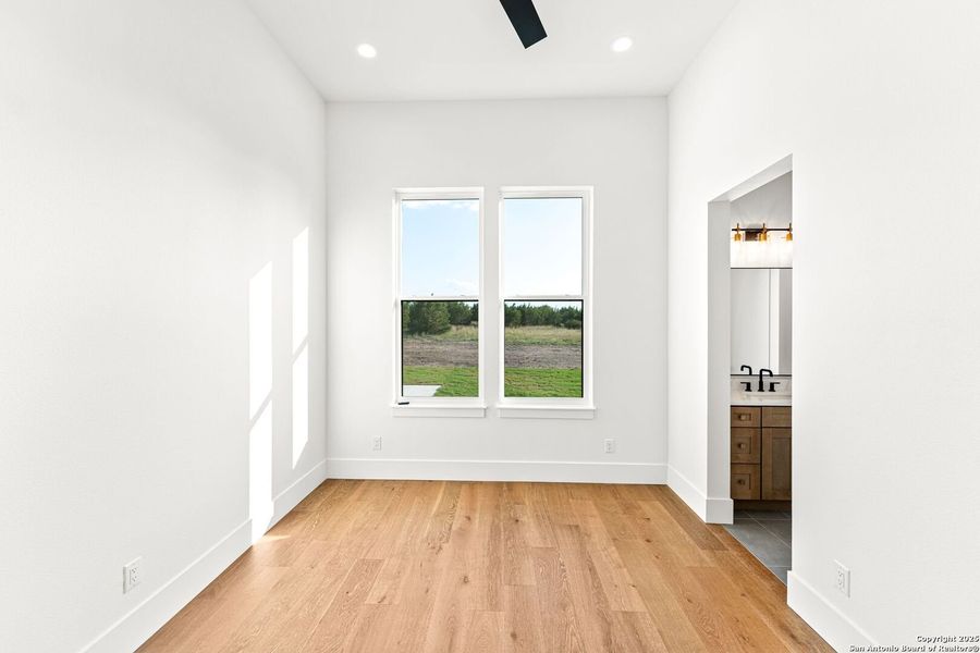 Spacious, unfurnished interior of a new home in , Bandera (Image 26).