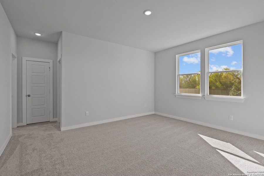 Spacious, unfurnished interior of a new home in Cinco Lakes, San Antonio (Image 34).