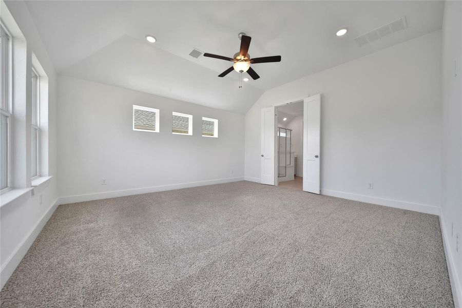 Spacious, unfurnished interior of a new home in , Rosharon (Image 33).