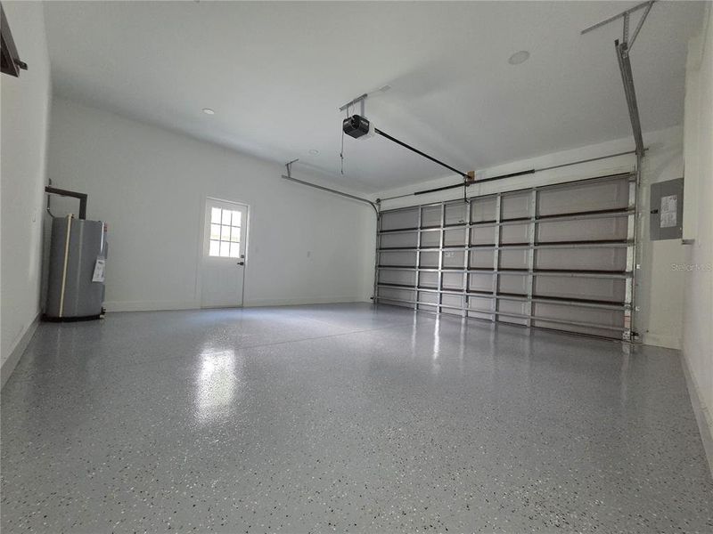 Spacious, unfurnished interior of a new home in , Tampa (Image 9).
