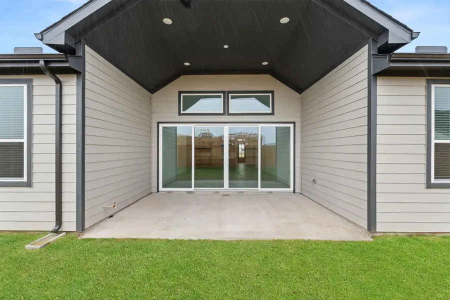 Exterior details and patio area of a home in Brookewater, Rosenberg (Image 4).