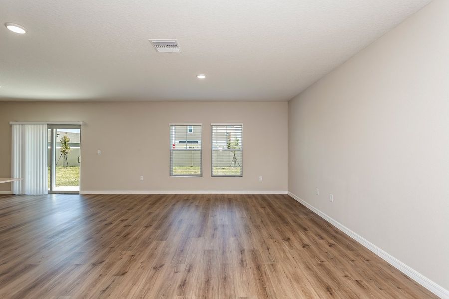 Spacious, unfurnished interior of a new home in Scenic Terrace, Haines City (Image 13).