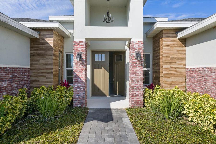 Exterior details and patio area of a home in , Lake Alfred (Image 3).