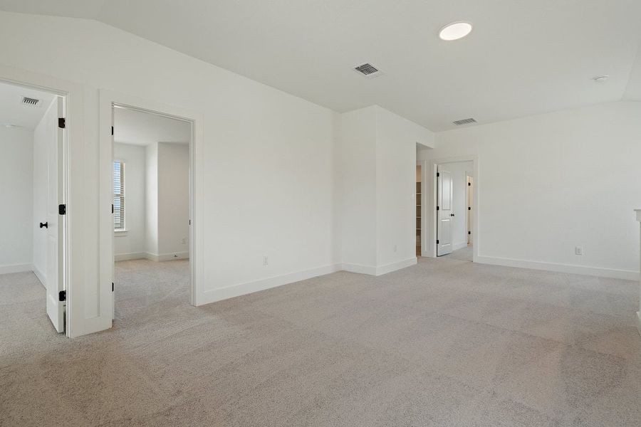 Spacious, unfurnished interior of a new home in Crosswinds, Kyle (Image 24).