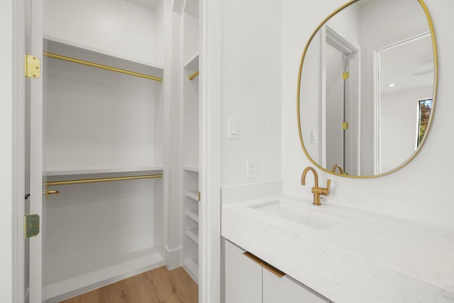 View of secondary bedroom bath/walk in closet. View of secondary bedroom bath/walk in closet.