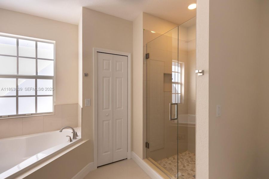 Furnished interior view inside a new home in , Tamarac (Image 5).