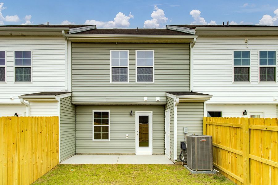Exterior details and patio area of a home in Astoria, Columbia (Image 21).