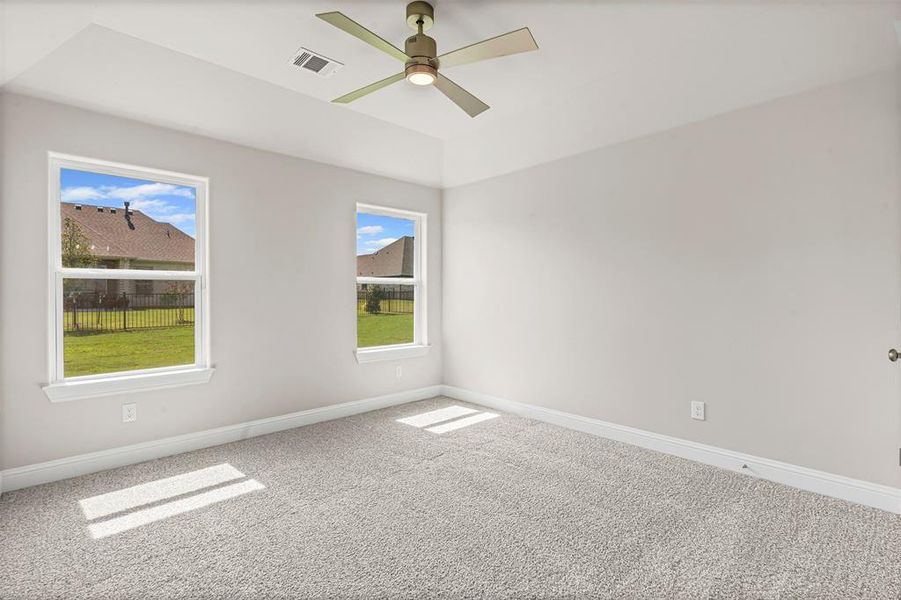 Spacious, unfurnished interior of a new home in Pecan Plantation, Granbury (Image 33).