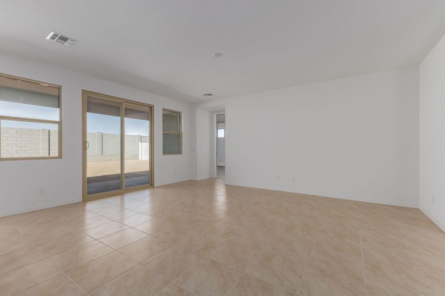 Spacious, unfurnished interior of a new home in Bella Vista Farms, San Tan Valley (Image 11).