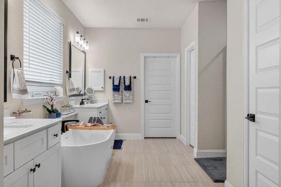 Furnished interior view inside a new home in Oaks of North Grove, Waxahachie (Image 24).