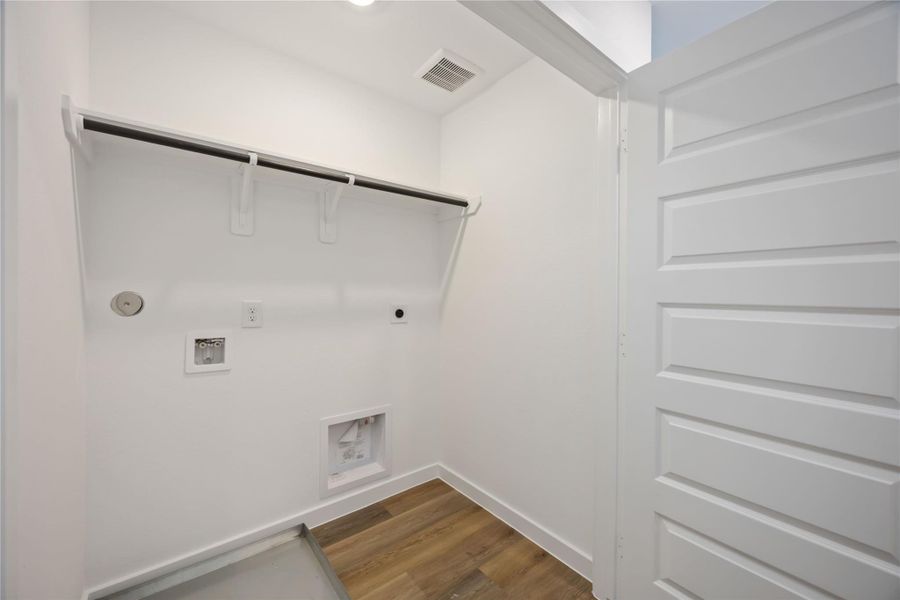 Spacious, unfurnished interior of a new home in Pinehaven, Houston (Image 16).