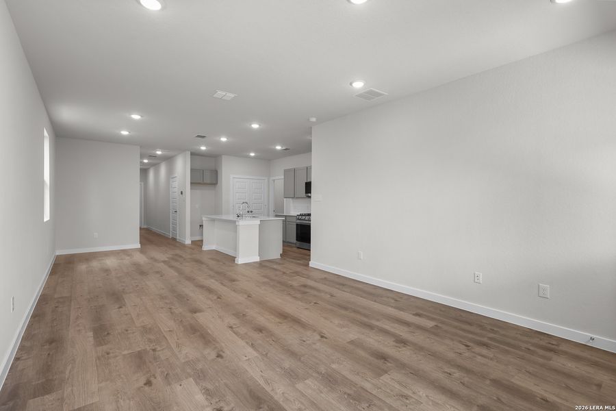 Spacious, unfurnished interior of a new home in Hacienda, San Antonio (Image 18).