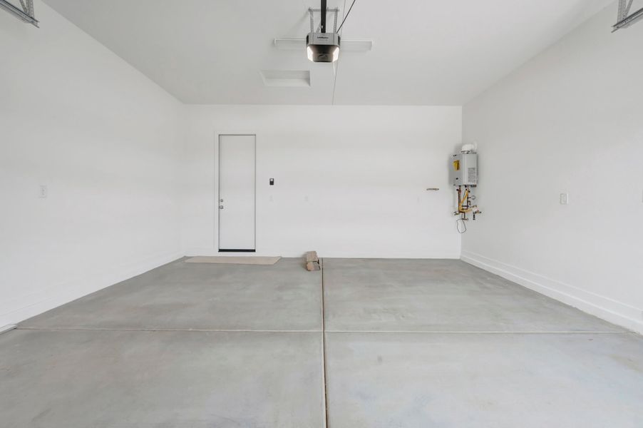 Spacious, unfurnished interior of a new home in Terraza, San Tan Valley (Image 33).